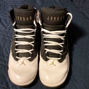 Youth boys or girls jordon shoes.